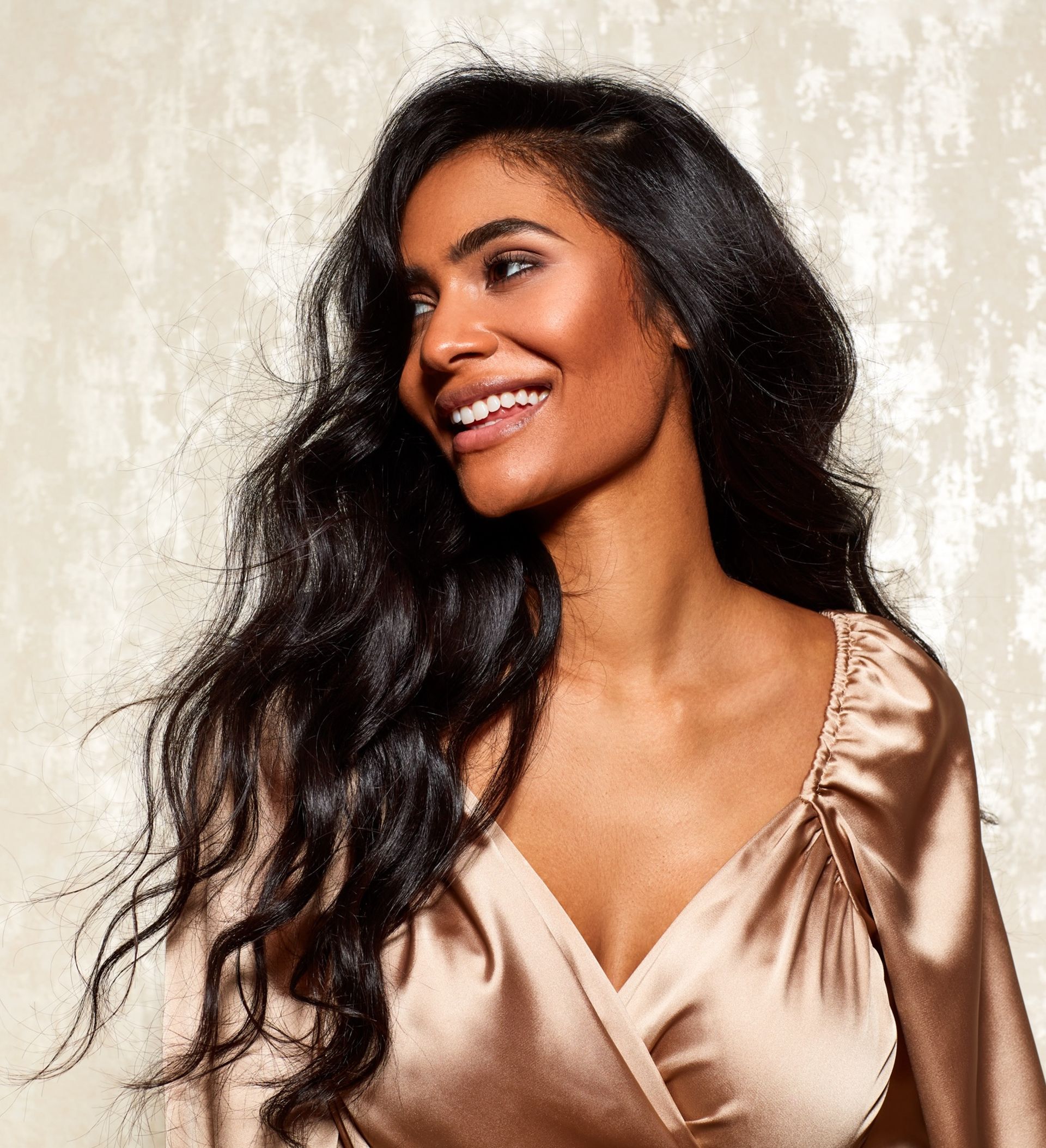 model with beachy waves