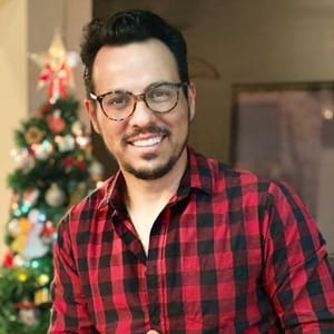 Dr. Alex, Ajudando