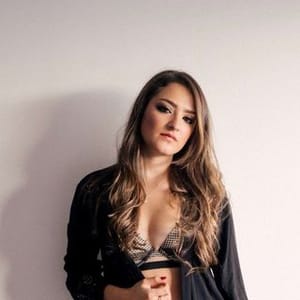 Cristina Floresb