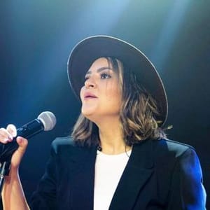 Cantora Kira Garcez