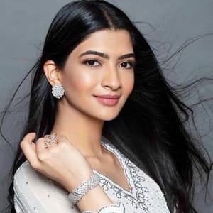 Hanna S Khan