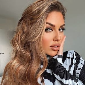 Anna Vakili  Ana Okili