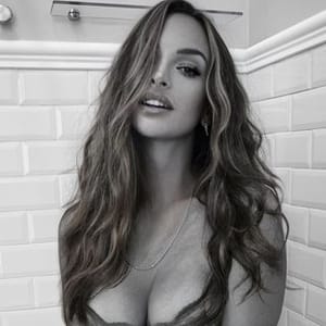 Khloe Avec