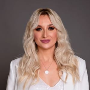 Mila Golubeva Pricheski