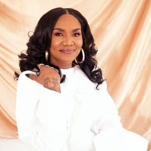 Gloria James