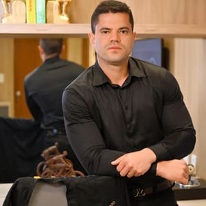 Dr. Lucas Casais