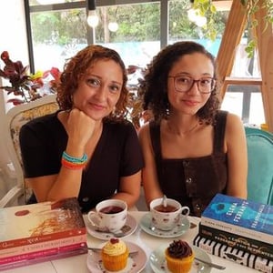 Joanie E Adrieli Bookstagram