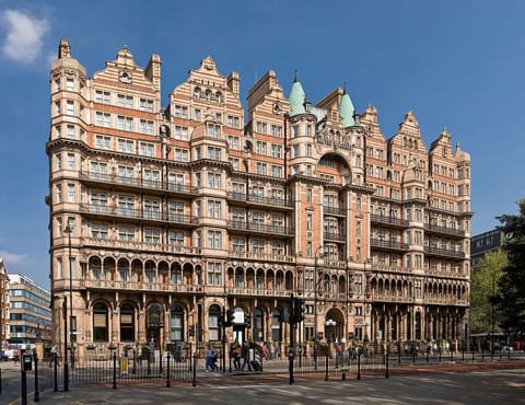 1200px-Hotel_Russell_on_Russell_Square,_London_-_April_2007