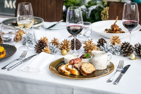 Roast Christmas_Table with mains_closed p_High res_L1