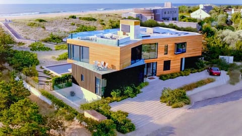 million dollar beach house Million Dollar House, Netflix, Selling Sunset - interior design tv shows, interior design show, interior design shows on netflix, interior design shows, interior design tv programs, interior design programmes, interior design masters netflix, interior design netflix
