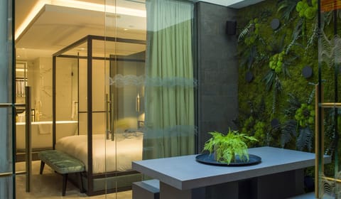 Middle-Eight-Suite-Promise-3-scaled