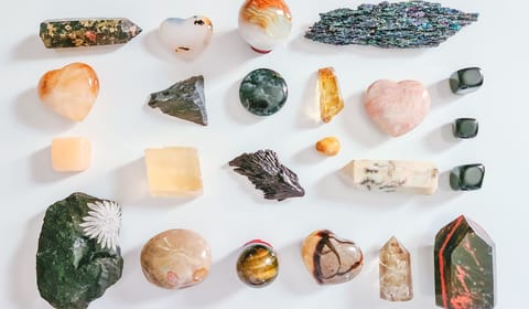 edz-norton-EUIALcbnQYI-unsplash healing crystals