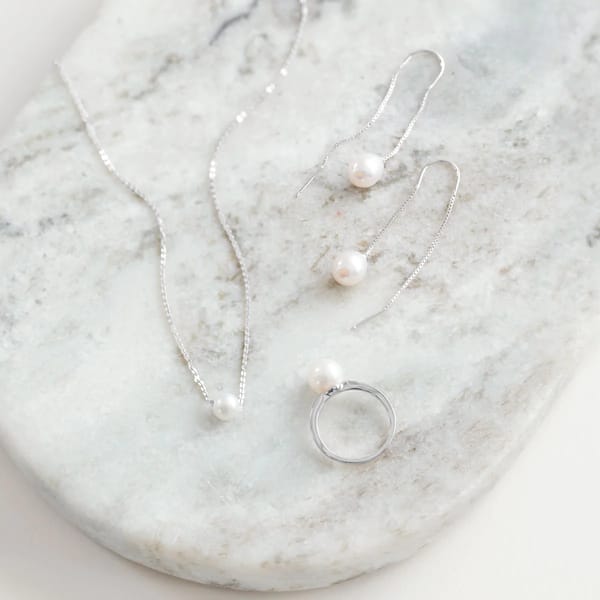 LA VIE EN PEARL SET IN WHITE GOLD