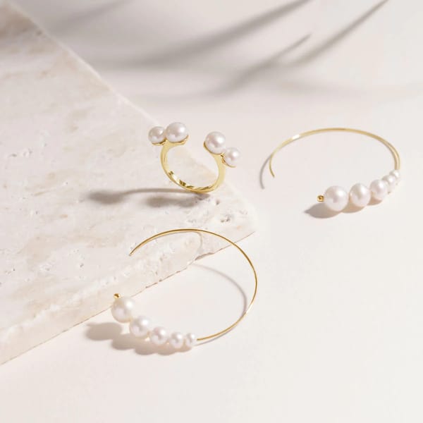 THE LOVE HOOP STORY SET IN YELLOW GOLD