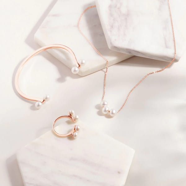 THE MOTHER OF PEARL SET IN ROSE GOLD