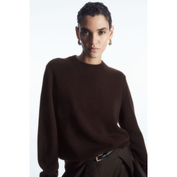 model wears brown PURE CASHMERE JUMPER