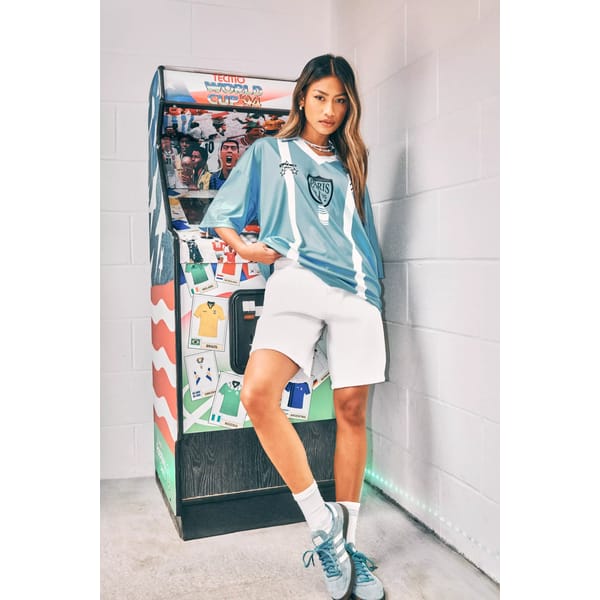 model wearing boohoo PARIS SLOGAN COLLARED FOOTBALL TOP