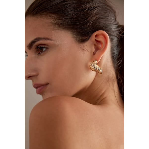 model wearing Ribbed Shell Stud Earrings