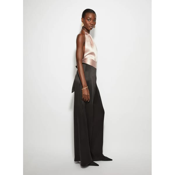 model wearing HARMUR CLASSIC DRAWSTRING ROSE BEIGE
