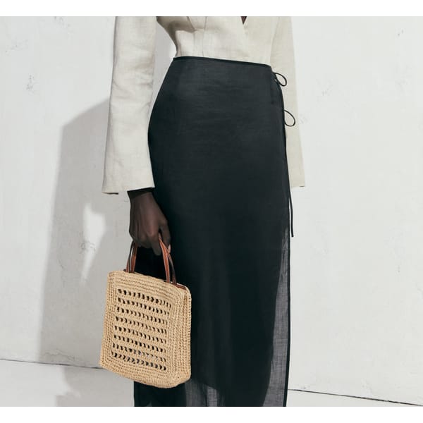 CLOSE UP MODEL HOLDING Natural fibre shoulder bag