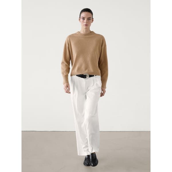 model wearing 100% cashmere jumper round-neck jumper and white jeans