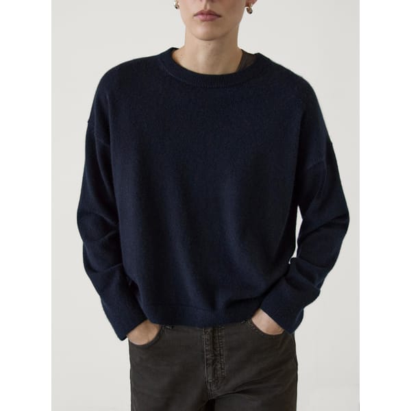 model wears black 100% cashmere jumper round-neck jumper