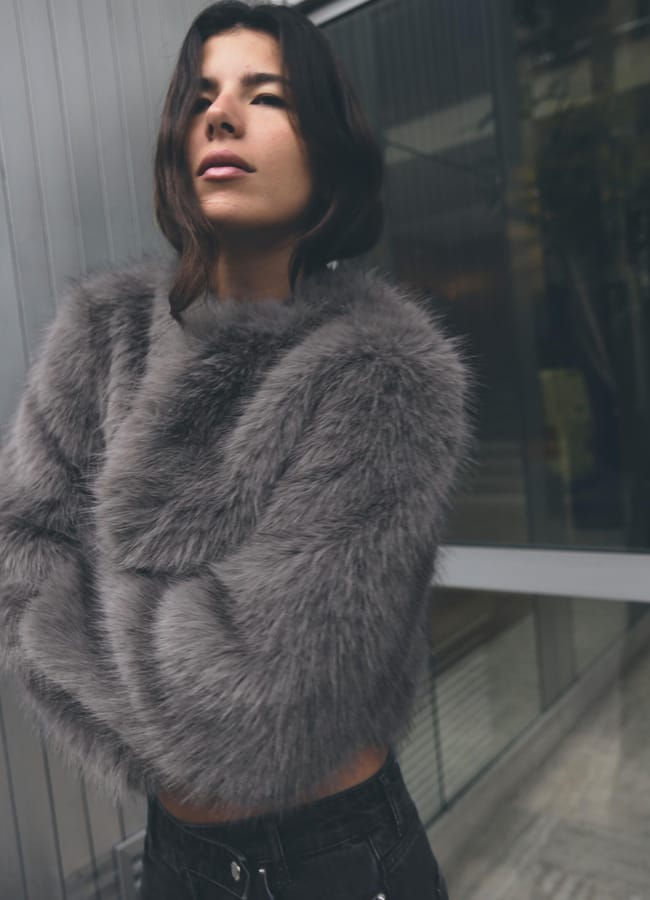 model wearing grey zara SHORT FAUX FUR COAT