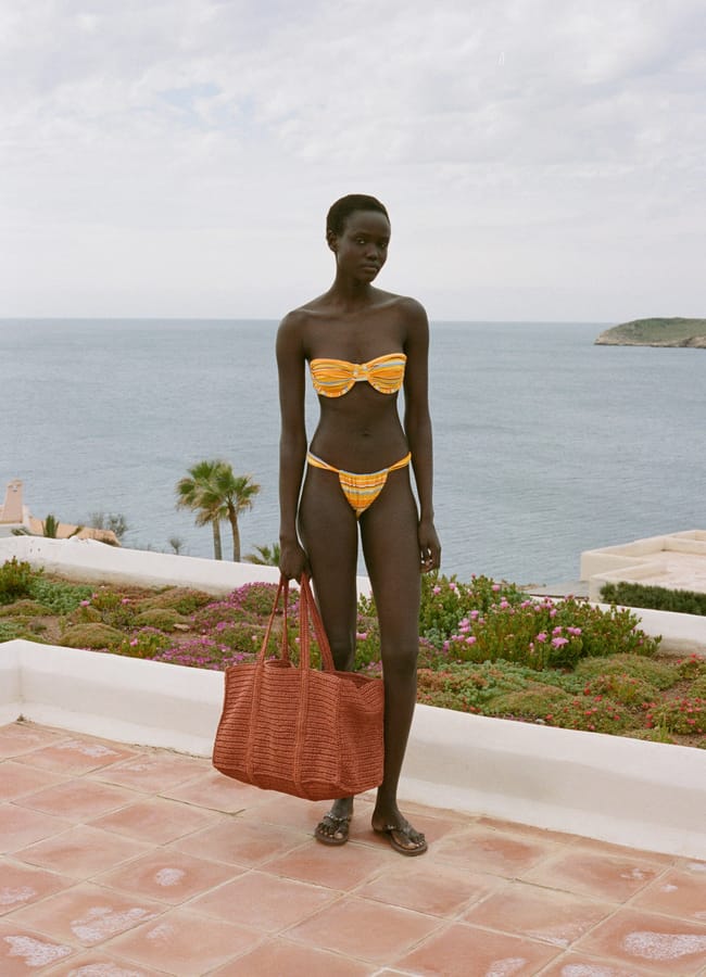 model in bikini by beach holding mango Natural fibre double-handle shopping bag