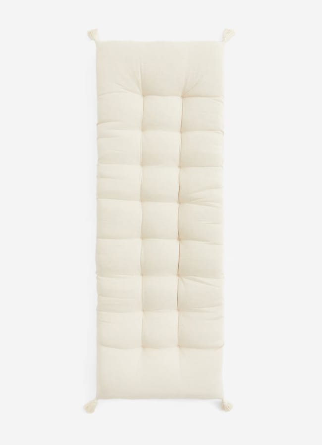 OUTDOOR SEAT CUSHION IN WHITE
