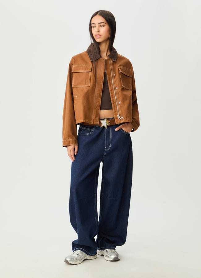 model wearing Cropped contrast jacket with pockets and baggy jeans