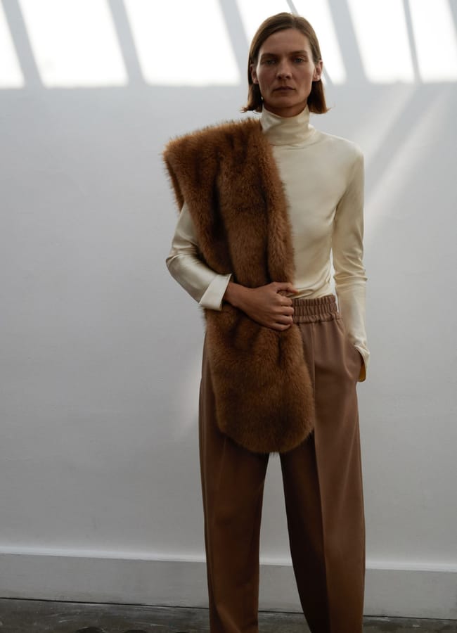model wearing mango Fur-effect scarf over shoulder