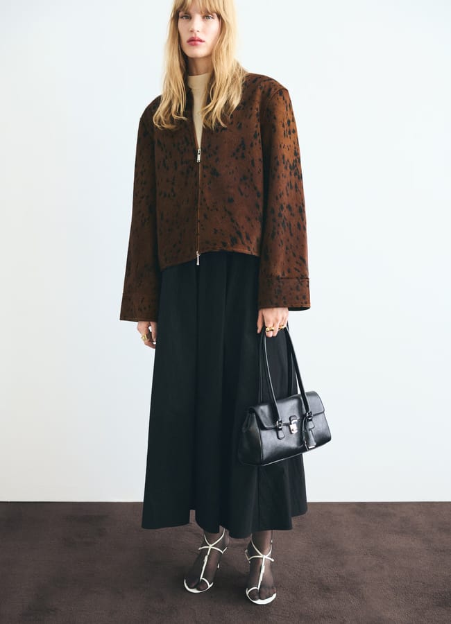model wearing mango Leather-effect jacket with pockets 1