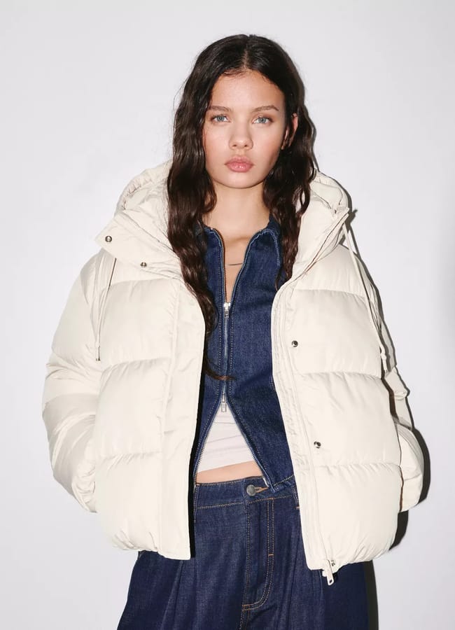 MODEL WEARING Puffer jacket with hood