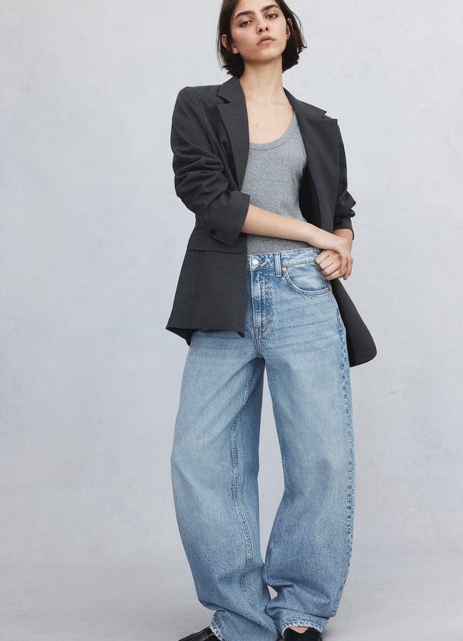 model wearing Baggy High Jeans hm