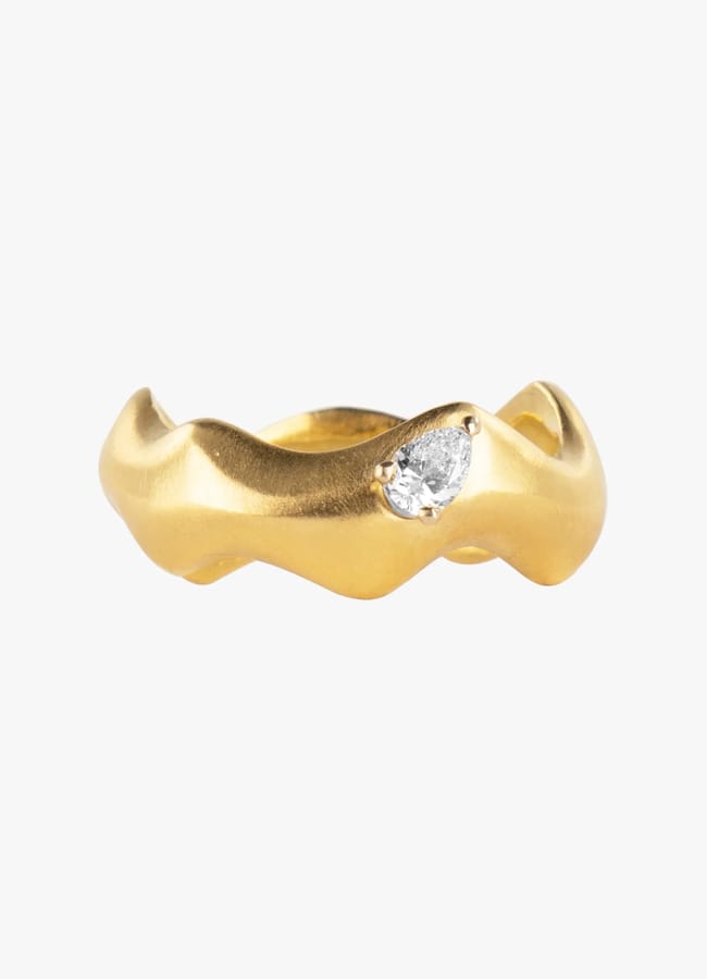Curving gold ring with pear diamond