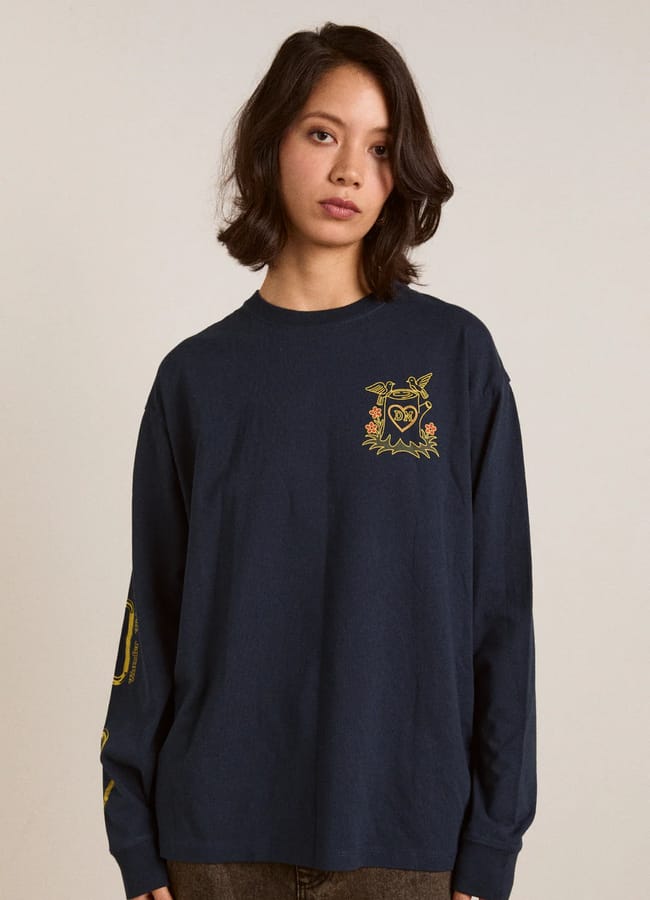 model wearing m The Rambler LS Tee - Navy