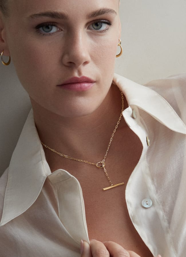 model wearin t bar neckalce