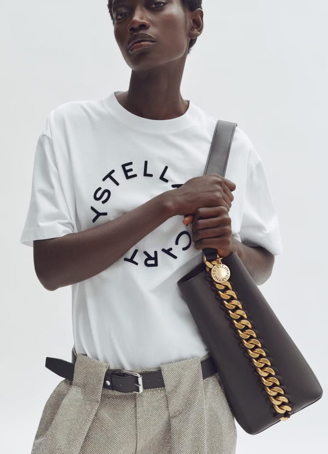 MODEL WEARING Chain-detail shoulder bag