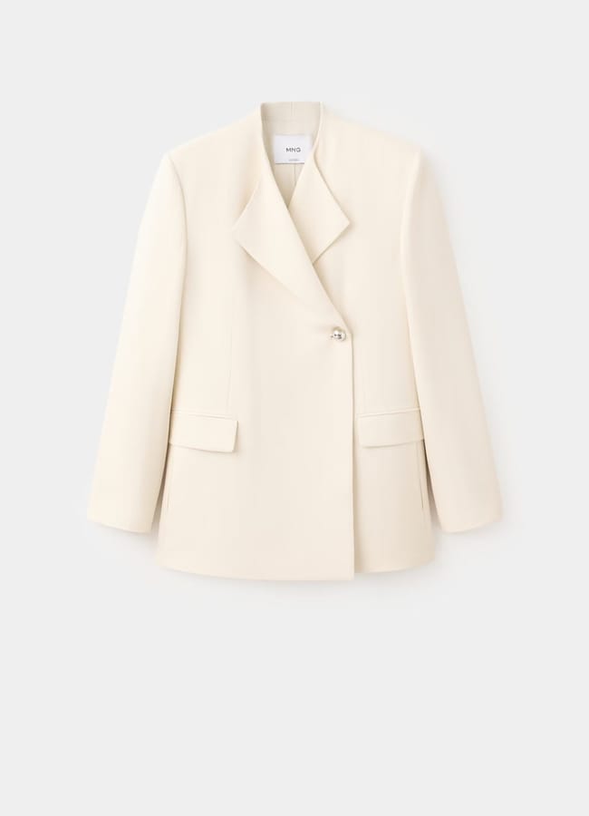 Cream-coloured blazer with long sleeves, a single button fastening, two front pockets, and a notched lapel, displayed on a plain, light background—an effortless staple inspired by high street fashion.