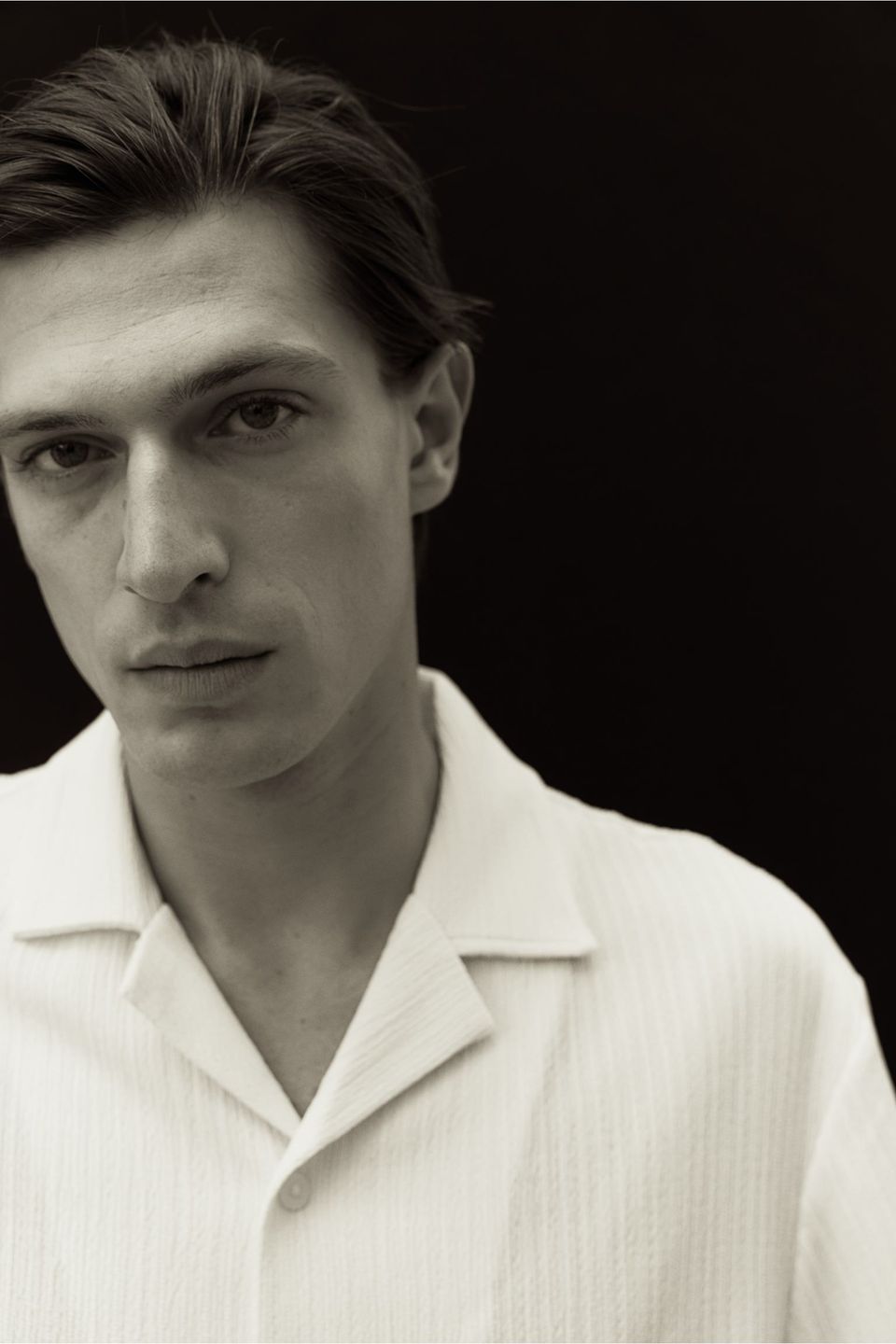 male model wearing H&M Regular Fit Crinkled resort shirt in black and white photo